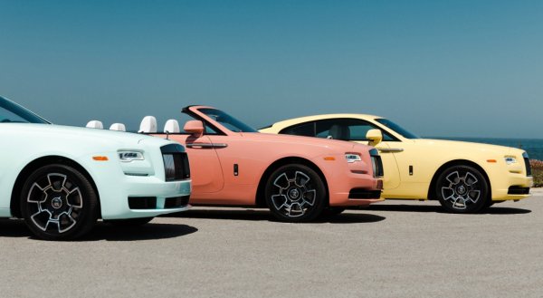 Както споменахме по-горе, клиентът винаги е прав, когато купува Rolls-Royce. Клиентът обаче има на разположение 44 000 различни цвята, от които да избере този за колата си. И ако случайно нито един от тях не му харесва, служителите трябва да са готови да работят с клиента, за да създадат и патентоват предпочитания от тях цвят.