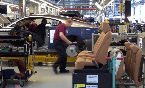 Правило като „без грим“ може да звучи объркващо и дори сексистко, но колкото и да е странно, компанията има обяснение за това решение. В Rolls-Royce искат колите им да се доставят на клиентите в девствено състояние, така че служителите нямат право да носят никаква козметика, дори собствен дезодорант, когато създават автомобилите, за да избегнат всяка вероятност от замърсяване.