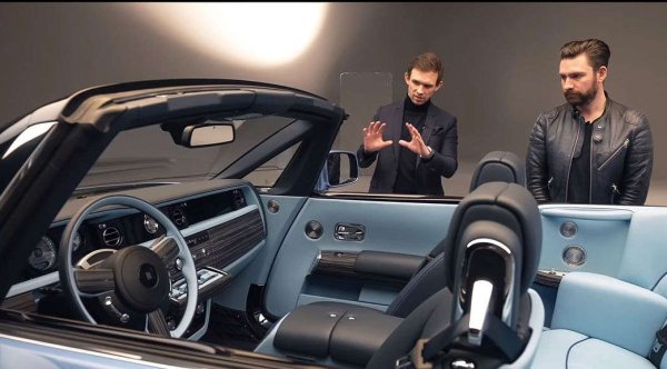 Служителите нямат право да носят грим или дезодорант, когато създава Rolls-Royce, но при представянето и доставката на автомобила задължително трябва да бъдат в представително облекло. Колкото и да странно обаче, компанията има собствено правило за липсата на дезодорант (отново за предотвратяване на замърсяването). Тя предлага специален дезодорант за служителите, които доставят автомобилите.