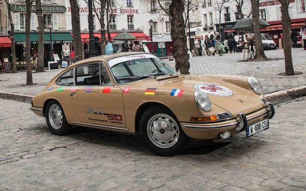 Най-разпознаваемото Porsche на всички времена оригинално трябвало да се нарича 901, но е прекръстено на 911 след спор за името с Peugeot. Най-ранните модели имали 6-цилиндрови боксер двигатели с въздушно охлаждане, поставени зад задния мост.

Но по-важното, 911 &ndash; основно разработен лично от Фердинанд Порше, имал невероятно приятен дизайн и силует, чиито черти са запазени и в най-новите поколения. Porsche преминава към двигатели с водно охлаждане чак през 1998 година