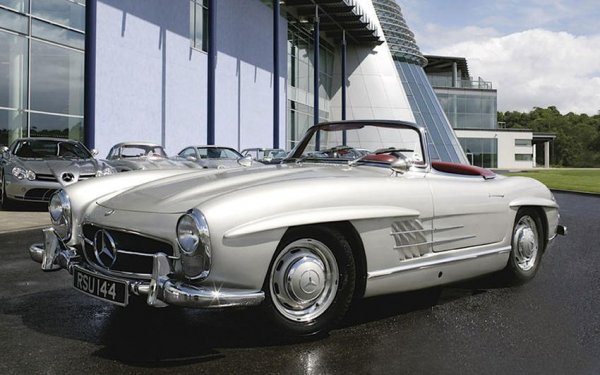 Първият  Mercedes носещ името SL (което означава Super Leicht или &bdquo;супер лек&rdquo;) е 300 SL от 1954 г. По-възхитителен Mercedes по онова време едва ли можел да съществува, като серийният модел бил базиран на спортната машина, която спечелила &bdquo;24 часа на Льо Ман&rdquo; и Carrera Panamericana през 1952 г. Но SL изглеждал дори по-възхитително заради вратите си тип &bdquo;крило на чайка&rdquo;.

С над 200 к.с. цивилната версия всъщност била по-мощна от състезателната, чиито успех се дължал на издръжливост, ниско тегло и отлична аеродинамика.