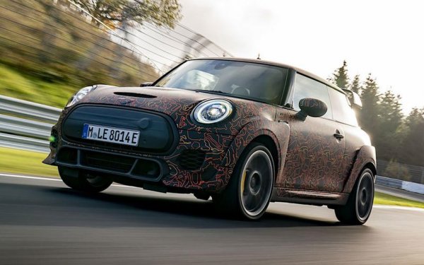 Mini от &ldquo;BMW ерата&rdquo; е лансирано само година по-късно &ndash; през 2001. Моментално харесан заради спортното си поведения, новият модел е доста по-голям от предшественика си, но все още прилича по много черти на него.

Както и при Fiat 500, познатите стилистични черти се откриват във всички модели на марката. Но неуспехът на машини Coupe, Roadster и Paceman, показват, че тази политика не е достатъчна да спаси модели, които не се купуват от много хора.