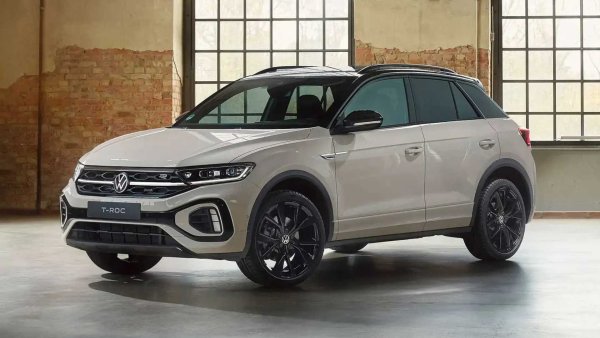 Един от лидерите в класацията на най-продаваните автомобили (не само SUV) през първите шест месеца на годината е Volkswagen T-Roc, който се представя отлично още от първата си поява на пазара. През 2022 г. германският модел беше актуализиран с лек фейслифт в средата на жизнения си цикъл, като това не му донесе електрифицирани двигатели, запазвайки конвенционалните бензинови и дизелови агрегати.
