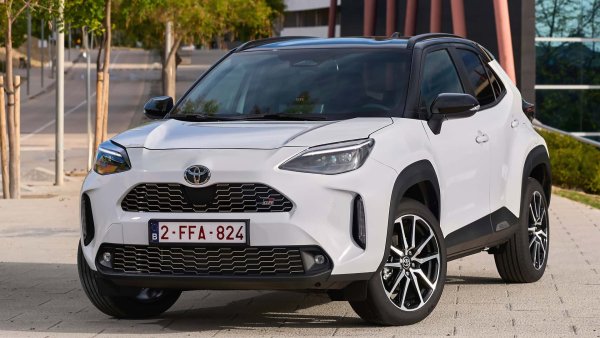 След първите два SUV в списъка, които имат стационарни или отрицателни резултати, показателите на останалите модели в списъка започнат да се увеличават. Първи е Toyota Yaris Cross - кросоувър, предлаган само с напълно хибридни двигатели със 116 или 130 к.с., който е много популярен. 
