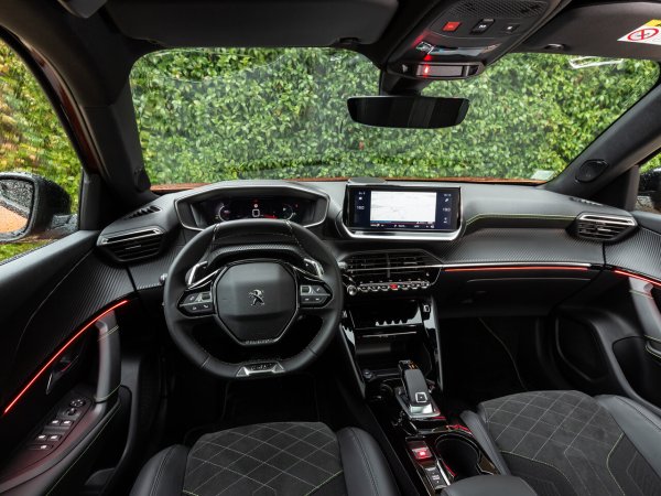 Това е единственият модел, предлаган с различни задвижвания, вариращи от класически бензин до 1.2 мек хибрид със 136 к.с. Това става възможно, благодарение на многоенергийната платформа CMP, възприета от много други модели на Stellantis Group.
