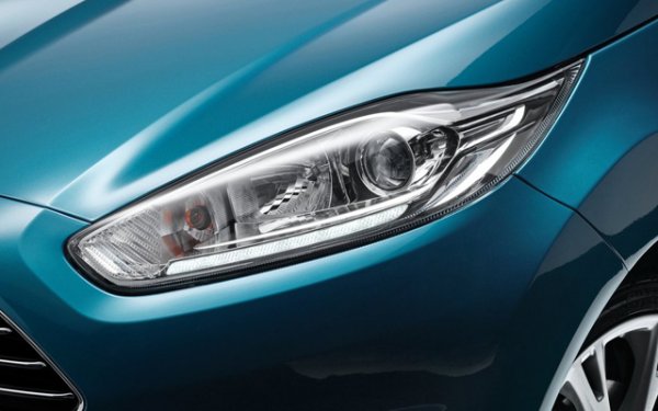 Освен вече спомената липса на пространство в салона, по-голямата част от каросерията на Fiesta е изработена от много тънка стомана. Оставя много да се желае и от боята, която бързо се покрива с драскотини. Тази картина завършва с лошата защита на заваръчните шевове и вътрешните кухини, които корозират сравнително бързо. А основните "болежки" в салона са свързани с неизправностите на климата, проблеми с мултимедийната система и централното заключване.