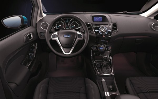 Ръчната скоростна кутия е приоритетна независимо от вида и обема на двигателя. Това, което е добре в случая, е оборудването на тези коли. Няма да е трудно да намерите хечбек с климатроник, сгъваеми огледала, отопляеми седалки, електрически аксесоари и многофункционален волан с регулируем наклон. Препоръчителни са версиите след фейслифта през 2013 година, при които много от т.нар. "детски болести" на модела са отстранени.