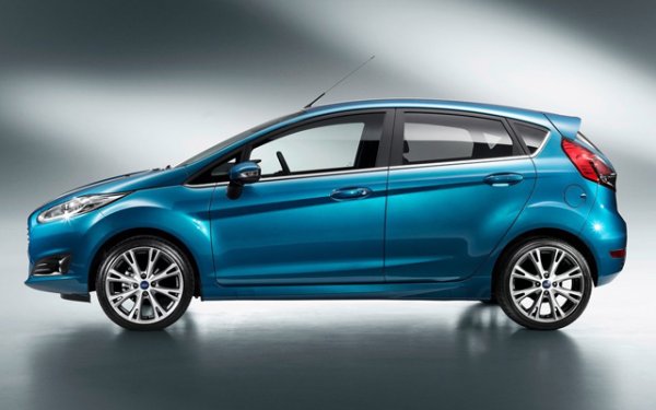 Трябва да знаете, че въпреки малките размери, окачването на Fiesta е настроено перфектно - накланянето в завоите и люлеенето по пътя са минимални, колата се управлява доста приятно и директно. Динамиката също е добра, лекият хечбек се нуждае от малко над 90 конски сили на двигателя за уверено ускорение. Единственият минус е свързан с движение по магистрала, когато при скорост от над 120 км/ч малкият Ford е много чувствителен на страничен вятър.