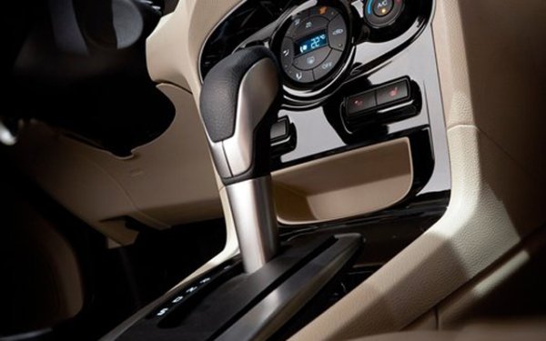 Механичната скоростна кутия IB5 като цяло е надеждна, но има свои собствени характеристики. Отличава се с шумна работа в някои режими, както и с течове на масло. Автоматичната четиристепенна автоматична скоростна кутия е по-надеждна, но екземплярите с такава трансмисия естествено са по-скъпи. Имайте предвид, че при градско каране (много от колите са купени именно с такава цел), съединителят на механичната скоростна кутия излиза от строя на около 110 000 км.