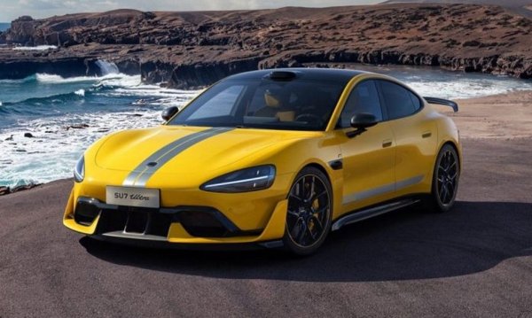 Компанията, който отдавна вече прави телефоните и прахосмукачките ни, сега иска да се настани и в гаражите ни. Електрическият петметров фастбек SU7 предизвика възторжени отзиви и рекорден брой поръчки в Китай. В зависимост от версията, той дава между 299 и 673 конски сили, и между 620 и 830 километра пробег с едно зареждане (според китайския тестов цикъл, който е доста по-"лековерен" от европейския WLTP). 
