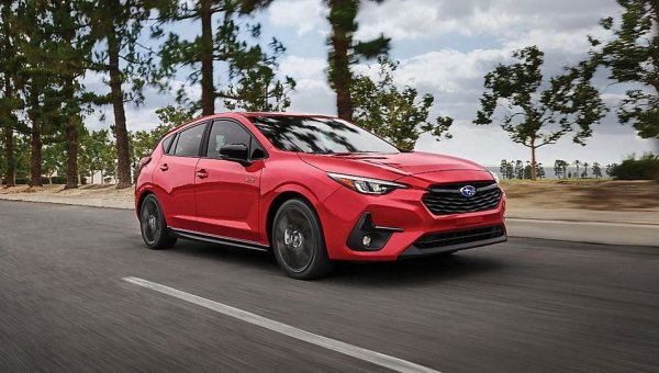 Някак тихомълком Impreza се измъкна от обхвата ни: първо японците започнаха да я предлагат само в хибридизиран (и твърде скъп) вариант, а после съвсем я зачеркнаха от европейските си ценови листи. 
Отвъд океана обаче моделът може да се купи спокойно срещу 25,500 долара, или малко над 42,000 лева. 
