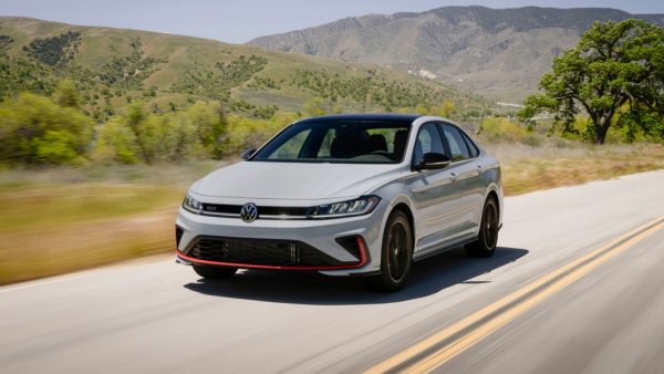 Допреди десетилетие Jetta - близка като архитектура до Golf, но с отделен багажник и произвеждана в Мексико - достигаше и до европейския пазар. След това VW реши, че европейците биха предпочели цяла нова гама от малки и компактни кросоувъри вместо нея. 
