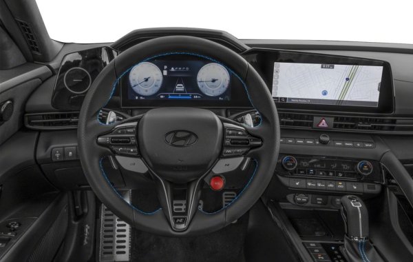 Докато Elantra N се продава в Съединените щати за 34,350⁠ долара (по-малко от 30,000 евро). Тя е доста сходна технологично с i30 N, но е малко по-зряла и комфортна, без да намалява силата на емоциите. Има Launch Control, електронен е-LSD диференциал, 6-степенна ръчна трансмисия и двулитров турбомотор с 276 коня мощност. 
