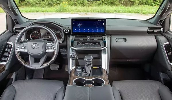 Освен това новият Land Cruiser запазва рамната конструкция, която винаги е била основният му коз, и все така ще се чувства уверено и извън пътя. В същото време използването на олекотени материали е свалило теглото с около 200 кг спрямо досегашния модел. Всичко изглежда чудесно, освен една малка подробност: Тoyota няма да предлага този модел в Европейския съюз. Познайте защо. Вместо него получаваме само "малкия Land Cruiser" - модела 250, който на някои пазари се продава като Prado. Land Crusier 300 се продава свободно в арабския свят, където струва по-евтино, отколкото 250 у нас. 
