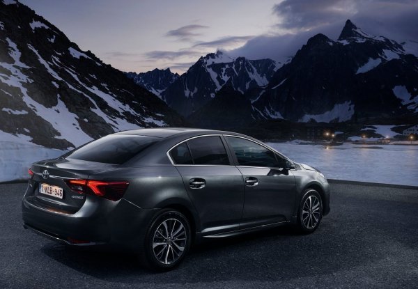 Всички бензинови двигатели са с атмосферно пълнене. По-младият 1ZR-FAE 1.6 (136 к.с.) беше наличен само в началото на продажбите, като се комбинира само с ръчна скоростна кутия. Двигателят 2ZR-FAE 1.8 (150 к.с.) е най-масовият. Той се съчетава с ръчна скоростна кутия или със CVT. Същото важи и за най-големия бензинов мотор – 2.0, който развива 160 к.с.