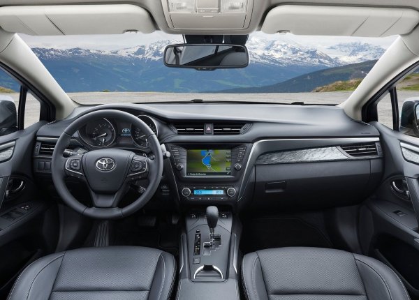 Факт е, че Avensis е критикуван за дизайна, който не се харесва на всеки, както и за качеството на материалите в интериора. Няма обаче съществени претеенции към функционалността и ергономичността на салона. Като минус се отбелязва сравнително малкия клирънс от 140 мм.