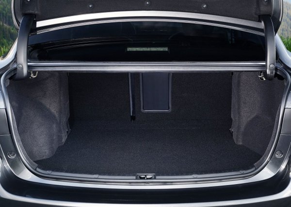 Тази част от автомобила получава най-високи оценки от собствениците, тъй като първите ремонти по нея обикновено са налагат след пробег от 150 000 км. Преди това може да се наложи единствено смяна на втулките на стабилизатора – на около 100 000 км.

Същото обаче не може да се каже за кормилното управление, което започва да се износва още преди достигането на 50 000 км. Всъщност, това е една от най-слабите места в конструкцията на третия Avensis, като състоянието му трябва да се следи внимателно и още при появата на първите проблеми да се взимат необходимите мерки.