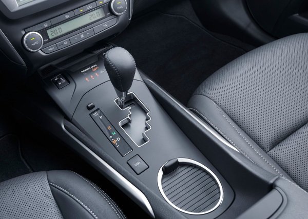 Вариаторът - CVT K111 (Aisin), според създателите си, е способен да изкара 250 000 км. В действителност това означава, че най-късно до 150 000 км той трябва да бъде почистен, а износените компоненти да се сменят. Те включват лагери на слънчеви зъбни колела, пръстени и съединители на преобразувател на въртящия момент, маслена помпа, понякога соленоиди и самия ремък.

Автоматикъът U660E / U760E (този, който се съчетава с дизелов двигател) е спокоен и дълготраен агрегат. Към механичните кутии също няма специални претенции. При тези, които работят с големи двигатели, се препоръчва от време на време да се сменя маслото.