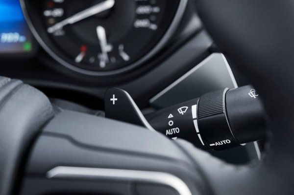 Вече стана дума за проблемите с електрониката при двигателите. Същото се наблюдава и при електронно-механичната ръчна спирачка, която понякога дава дефекти. Като цяло другите електрически системи работят безпроблемно, а самият автомобил е оборудван с редица система за подпомагане на водача, които вършат много важна работа. Безопасността също е на високо ниво, като Avensis III получи 5 звезди за безопасност от Euro NCAP.