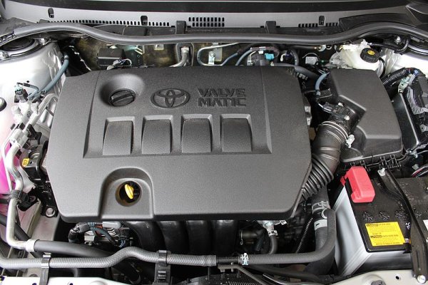 Агрегатите имат алуминиев блок, разпределено впръскване, верижно задвижване и хидравлични повдигачи. Проблемите им са общо взето едни и същи, като основният е повишена склонност към образуване на отлагания и изгаряне на масло. При по-ранните двигатели има много оплаквания за електронни повреди – най-вече в системата, която контролира височината на всмукателните клапани (Valvematic). Водната помпа също бързо умира, но този недостатък е отстранен след първия фейслифт. Веригата изкарва до 150 000 км.

Всички двигатели изпитват трудности при стартиране в студено време, като не търпят некачествено гориво. Като цяло, бензиновите мотори на Avensis са надеждни и могат да изкарат до 300 000 км. Това важи особено за 2,0-литровия агрегат, който е най-здрав.