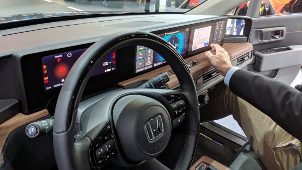 Минус е само цената: най-базовата версия ще струва 33 500 евро в Германия, с над три хиляди повече от електрическия Volkswagen ID.3. 
