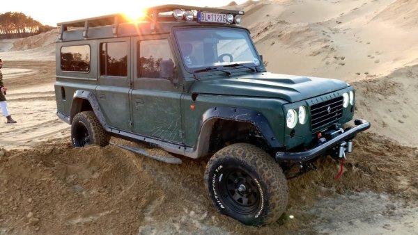 Ако никога не сте чували тази марка, не се смущавайте. Тя е известна само сред две групи хора - закоравелите почитатели на офроуда и армейските доставчици. Santana Motor е испански производител на автомобили, който в продължение на четвърт век сглобяваше всъдеходи по лиценз на Land Rover от готови комплекти (тези коли са много търсени днес заради доста по-високото качество на изработка от британските оригинали). През 1989 финансови трудности накараха Land Rover да се оттегли от участие в Santana и за кратко на негово място се настани Suzuki. После лявото испанско правителство реши да национализира компанията и за няма и десетилетие я докара до банкрут. Междувременно обаче Santana успя да създаде свой собствен модел - всъдехода Anibal, с дизелов двигател Iveco и офроуд качества, заради които армиите на Испания, Франция и Чехия го купиха за свои нужди. 
