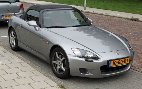 Едва ли Honda някога отново ще направи автомобил като S2000. В наши дни високооборотните атмосферни двигатели и чисто спортната архитектура са неща, от които големите масови производители просто не могат да извлекат изгода. Дизайнът и управляемостта на тази кола са отлични, но най-забележителното в нея е двигателят й. Макар и със скромните 4 цилиндъра, този агрегат, означен като F20C, с лекота се развърта до 9000 оборота - първият случай в историята, когато това се случва в годна за нормални пътища кола, а не в състезателен болид. От Ferrari се бяха похвалили, че постижението е на техния модел 458, но забравиха, че S2000 се появи с 12 години по-рано. Други модели, способни на същото: Lexus LFA, Ferrari LaFerrari, Porsche 911 GT3.
