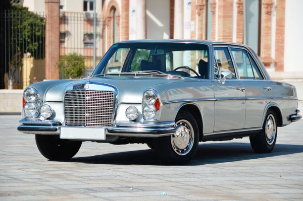 Няколко различни поколения на Mercedes са носили това означение, и през тази година в България са внесени три екземпляра от тях. Най-любопитният е този W108 от края на 60-те години, с легендарния 2.8-литров М130 двигател под капака. Със 160 коня максимална мощност, той ускорява от 0 до 100 км/ч за 10.5 секунди - впечатляващо за онази епоха, и развива максимална скорост от 193 км/ч. Да не забравяме и дизайна, дело на легендарния Пол Брак. 
