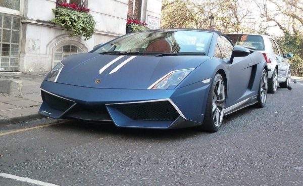 Дебютирало през 2003, Gallardo бе втората кола на Lamborghini, разработена под шапката на Audi, и до днес си остава най-продаваният модел на марката, с 14 022 пласирани бройки. В България свикнахме да я виждаме в ръцете на по-успелите наркодилъри. Но днес, 9 години след края на производството си, Gallardo постепенно започва да се превръща в класика, за което помага и отличният петлитров V10, споделен с Audi R8. 
