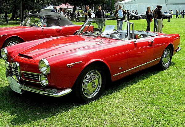 Alfa Romeo 2600 (Tipo 106) e флагманът на италианската марка от средата на 60-те години, дебютирал на автосалона в Женева през 1962. Това е и последната Alfa с емблематичния за компанията 6-цилиндров редови мотор с два горни разпределителни вала - след това той е пенсиониран в полза на по-икономичните "четворки". Кабрио версията, наречена 2600 Spider, е дело на дизайнерското ателие Carrozzeria Touring. От нея са произведени само 2255 екземпляра. 
