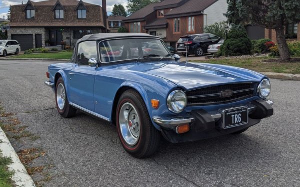 Основана от двама германци в Лондон още през XIX век, компанията Triumph създаде някои забележителни спортни коли, преди да бъде погълната от Leyland през 60-те, национализирана и в крайна сметка окончателно ликвидирана. 
Елегантният TR6 е един от последните успешни модели, представен през 1968 и произвеждан до юли 1976. Общо са сглобени 91,850 бройки, от които над 80,000 са износ за САЩ. Двигателят е 2.5-литров редови шестак, развиващ 152 коня. 
