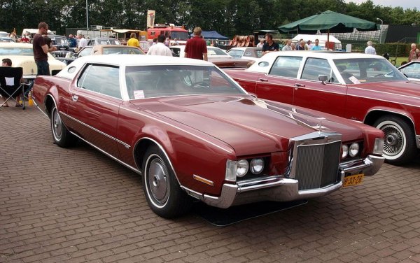 В продължение на половин век представата на американците за луксозна лимузина се свеждаше до две имена: Cadillac Eldorado и Lincoln Continental. Втората, дело на дъщерната марка на Ford, се задържа на пазара от 1939 чак до 2020, когато сегашното, обсебено от намаляването на разходите ръководство на Ford й тегли чертата. 
Регистрираната в България бройка принадлежи на четвъртото поколение, правено в средата на 70-те и делящо платформа с Ford Tunderbird. Двигателят е 7.5-литров V8. 
