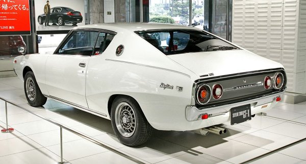 Skyline е вероятно най-обвеяното в легенди име в митологията на японската марка, но всъщност оригинално моделът не е на Nissan, а на конкурента Prince Motor Company, преди двете да се обединят през 1967. Skyline 2000 се прави в най-различни конфигурации в рамките на пет поколения на модела, от 1963 до 1985, и без съмнение е прекият прародител на днешния чудовищен Nissan GT-R. 
