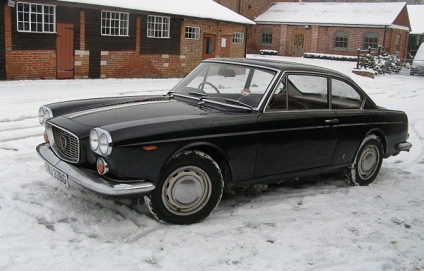 Flavia (означавана като Tipo 815/819/820 в зависимост от модификацията) бе представителният модел на Lancia през 60-те години, дебютирала през 1960 на автосалона в Торино и заменена през 1971 от доста близката до нея Lancia 2000. Flavia е и последният модел на Lancia, разработен самостоятелно преди поглъщането на компанията от конкурента Fiat през 1969. Освен стандартния седан, съществуват купе версия (на снимката, по дизайн на Pininfarina) и кабриолет (дизайн на Vignale). За съжаление нямаме информация каква точно е регистрираната в България през 2022 кола. 
