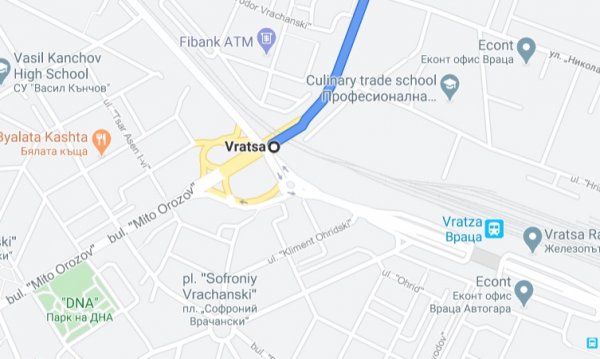 Всъщност проблемният участък е в самото начало на този път - с кръговото кръстовище, където той се пресича с обходния път на Враца. Комбинацията от зле проектирано кръстовище с твърде остър подход, лоша видимост и интензивен трафик водеше до чести злополуки. 
