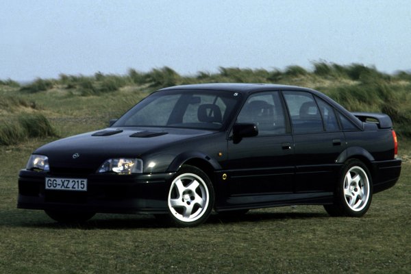 Започваме с една класика &ndash; архитектурата GM V-body. Тази платформа със задно предаване е измислена от компанията Opel още през 60-те години на миналия век, като след това е освежавана и доработвана много пъти. General Motors изстиска всички сокове на платформата плътно до 2007 г., когато тя беше заменена от GM Zeta.
 Мнозина обаче все още си спомнят един от впечатляващите модели на Opel &ndash; седанът Omega, който имаще нелош спортен потенциал. 

През 90-те години излезе и легендарният Opel Lotus Omega, който караше дори някои собственици на модели на Ferrari да си хапят устните от яд, когато ги изпреварваше. От модела бяха произведени едва 950 бройки, оборудвани с битурбо мотор с 6 цилиндъра и механична скоростна кутия от Chevrolet Corvette. 