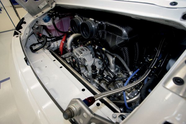 Двигателят е 4.0-литров, доставящ 450к.с.(465 к.с. при стария модел) и е оборудван с шестстепенна секвенционална скоростната кутия.