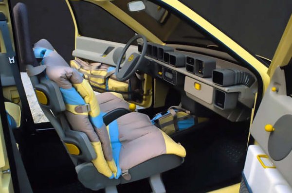 Концепцията на Opel Junior от 1983 година е проектирана с оглед на минимализма. Таблото е с намалени размери и максимално опростено, като този подход е добре познат на собствениците на Citroën 2CV, тъй като дава усещане за просто на автомобила.

Това е много важно за концепцията Junior, която е с малки размери. Автор на този интериор е един неизвестен по това време дизайнер на име Крис Бенгъл, който по-късно става знаменитост от световен мащаб.
