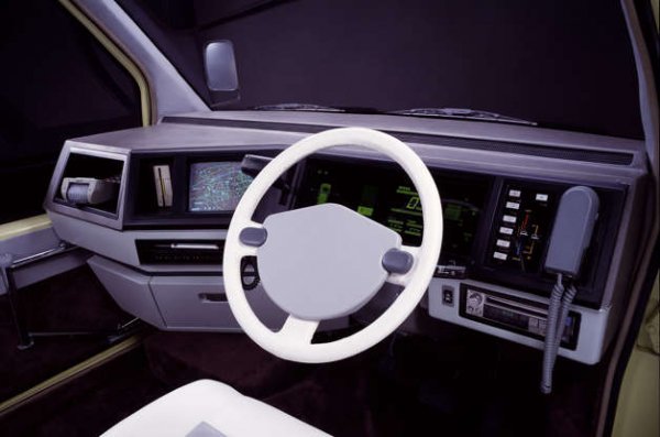 Nissan създаде концепцията ComCom през 1985 година, като тя е предназначена за автомобили за доставки. Неговото функционално тяло тяло пририва интериор, който е подходящ за мобилен офис. Шофьорът има лесен достъп до монтиран на таблото телефон, флопи-диск, примитивен GPS и принтер.

Други японски производители на автомобили, включително и Mazda, също се заиграха с идеята за направата на офис на колела, но никой не посмя да пусне сериен модел. Причината са огромните разходи, тъй като търсенето едва ли щеше да е голямо.
