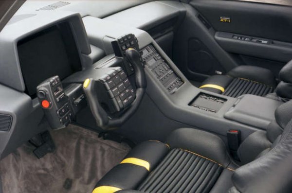 Концептуалният Chevrolet Blazer XT-1, създаден през 1987 година, показа много нови неща, включително иновативна система за управление на четирите колела. Простотата на дизайна обаче не е сред тях. U-образният волан е монтиран около фиксиран панел, осеяна с бутон, а водачът седи пред екрана с размер на телевизор, който замества инструменталния приборен панел. 

Има и още панели с бутони от двете страни на волана, като това донякъде напомня на стила на Citroën. Като цяло, общият брой на бутоните достига 100, като те са разпръснати из цялата кабина концептуалния модел.
