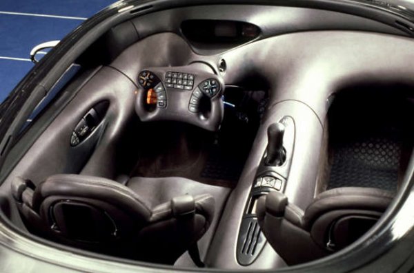 В края на 80-те години Pontiac иска да се позиционира като лидер на пазара в автомобилните технологии. Той демонстрира как трябва да изглежда интериорът на XXI век, като представя концепцията си Pirsuit. Шофьорът седи пред правоъгълен кормилен модул, изпълнен с бутони и превключватели. Вместо да въти волана с помощта на колона, модулът изпраща електронни сигнали към зъбни колела, захранвани от батерии, които индивидуално завъртат предните колела.

Pirsuit така и не получава "зелена светлина" да производство, тъй като е прекалено модерен. Въпреки това, част от технологиите в него са използвани при модели на Pontiac - като Bonneville от 1988 година, например. Външният дизайн на Pursuit повлия и на неуспешния General Motors EV1, произвеждан между 1996 и 1999 година.
