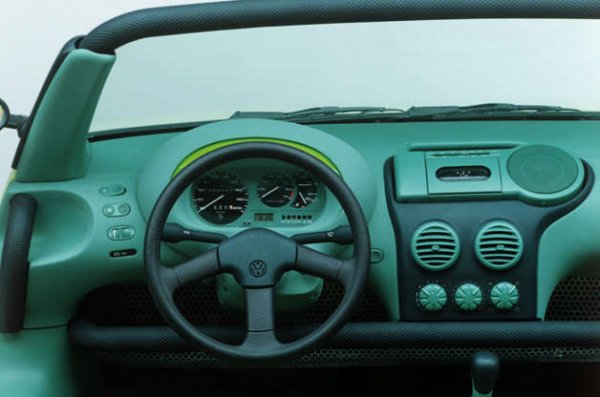 Концепцията Vario I, която Volkswagen пусна през 1991 година, има за цел да превърне Golf в един по-забавен автомобил. За целта трябва да бъде променен и интериора на популярни модел, като най-нестандартната част в него беше стерео-уредбата. Това е касетофон с един високоговорител, който пътниците могат да вземат със себе си, когато излязат от колата. Може и да звучи умно за времето си, но сега изглежда старомодно.
