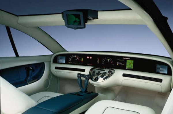 През 90-те години мнозина се надяваха или се страхуваха, че самолетните технологии ще влязат в автомобилната индустрия. Mercedes-Benz започна да се подготви за тази промяна, като подготви нова система за шофиране, при която воланът е заменен от джойстици. Тя беше поставена на концепцията Mercedes-Benz F200 Imagination, като прави впечатление и с огромния екран, който се простира по цялата ширина на табло.

Много от технологиите в F200 Imagination в наши дни намират място при серийни модели. Навигацията, информацията за ограничение на скоростта и дори камерите вместо огледала за обратно виждане вече са част от стандартното оборудване, но няма нито един сериен модел, оборудван с джойстик вместо с волан. Очаква се, че тази технология ще се появи при безпилотните автомобили.
