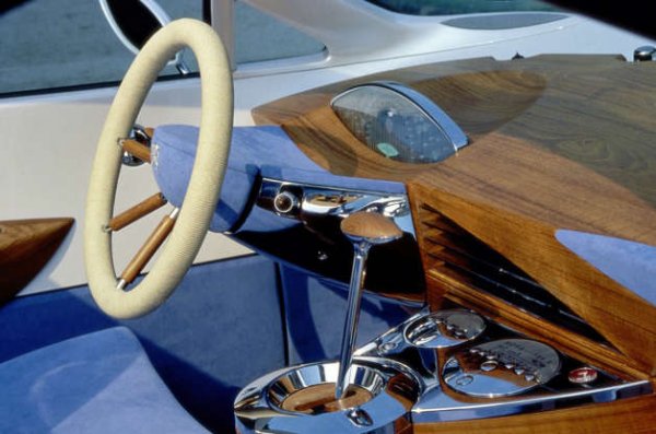 Peugeot проектира 806 Runabout, представен през 1997 година, като луксозна лодка на колела. Концепцията се предлага с достатъчно голямо товарно отделение, в което може да се съхранява джет. Дизайнерите добавят дървен плот и дървена облицовка на волана, за да изглежда така, сякаш идва от лодка. Общо-взето, това е концепция, чиято цел е да демонстрира посоката, която дизайнерският екип на марката иска да поеме при бъдещите си модели.
