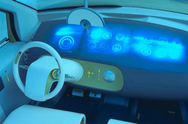 И трите варианта на концепцията на Ford 24/7 от 2000 година споделят един и същ интериор. Компанията обясни, че умишлено поддържа външния дизайн възможно най-елементаре, за да подчертае многобройните технологии в кабината. Екранът, интегриран в таблото, показва различните функции, свързани с автомобила, като използа кръгли икони. Те са подредени в интерфейс, много подобен на този във всеки смартфон през 2019 година.

Екранът обаче не е чувствителен на допир. Потребителите навигират в тази примитивна информационно-развлекателна система с помощта на гласови команди.
