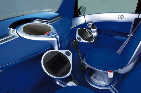 Отчасти автомобил и частично потребителска електронна, концепцията за персонализация по заявка (POD) от 2001 година е проектирана съвместно от Toyota и Sony. Въпреки, че е създаден за гъсто населените японски градове, интериорът предлага място за четирима пътници на отделни въртящи се седалки, всеки от които с голям екран. Технологията Drive-by-Wire замени кормилното управление и педалите с ръчно управлявана панел, приличащ на играчка.

POD събира информация за пътниците - като техния любим музикален стил, например. Освен това разпознава лица и се грижи шофьорът да не заспи. В наши дни голяма част от тези технологии намират място в серийните автомобили на Toyota.
