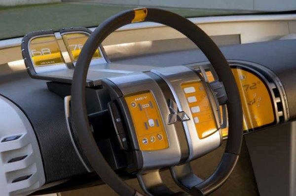 Многофункционалният волан не е нещо невиждано по това време, но Mitsubishi се опита да го изобрети отново, като добави още повече функции там, където спиците се срещат. В лявата част на волана на концепцията CT-MiEV има диаграма на хибридното задвижване и бутони, които позволяват на водача да има достъп до медиите и навигационните менюта. От дясната страна са разположени предупредителни светлини, които светят, когато нивото на горивото е ниско или когато бордовият компютър открие механичен проблем.

Mitsubishi никога не въвежда тази технология в производство. По-голямата част от шофьорите предпочитат да имат въздушна възглавница, отколкото контролна лампа на двигателя в средата на волана. 