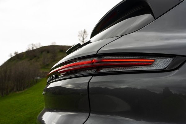 Някои цветове на боята са по-скъпи от други и това е особено забележимо при Porsche Cayenne. Най-скъпите са Arctic Grey, Montego Blue Metallic, Algarve Blue Metallic и Chalk, всеки от които струва на собственика 2578 евро.
