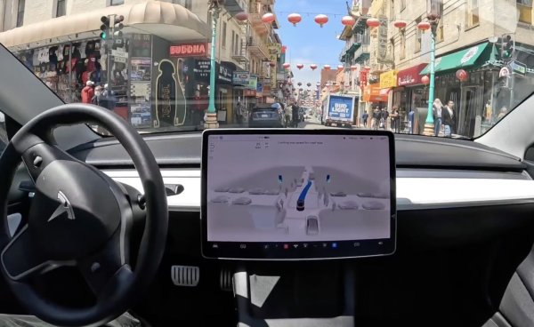 Първото място е заето от функцията &bdquo;Пълно самоуправление&ldquo; (FSD) на Tesla, която струва 756 000 рубли. Въпреки високата цена, тази опция не осигурява пълен автопилот, а предлага само по-модерна система за подпомагане на водача по време на движение.