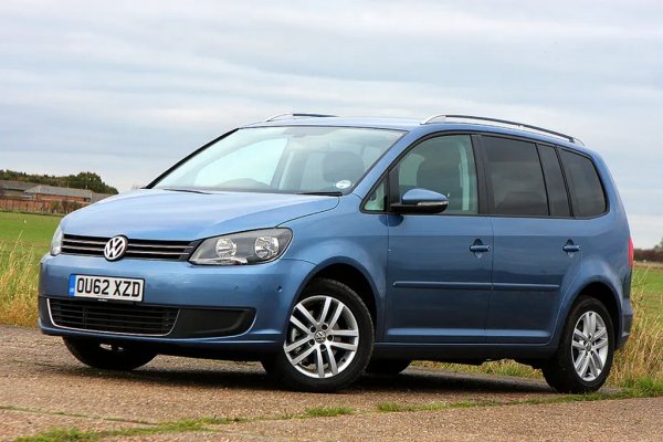 На годишна база: 1% ръст
SUV манията вече владее и българския пазар втора ръка, понижавайки търсенето към всички останали типове автомобили. Всички освен един: минивановете, които отдавна са залезли в Европа, у нас си имат своята лоялна публика. Touran отчита минимален ръст на годишна база, и се изкачва цели три места нагоре в класацията ни. 
